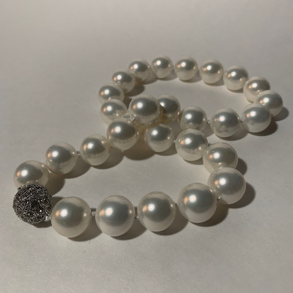 Elegant Shell Pearl Necklace with Magnetic Clasp in Pearl White 15mm - Picture 1 of 8